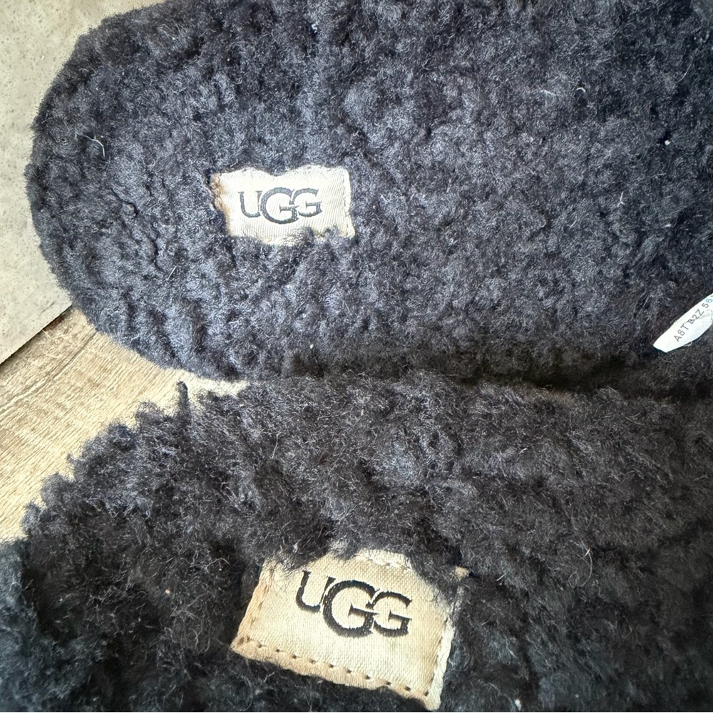 UGG Cozetta Curly Slides in Black - Size 7 - Picture 6 of 6